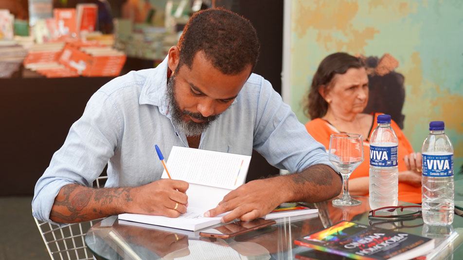 Autor Marcos Tadeu autografa seus livros no 1º Fliparacatu - Divulgação