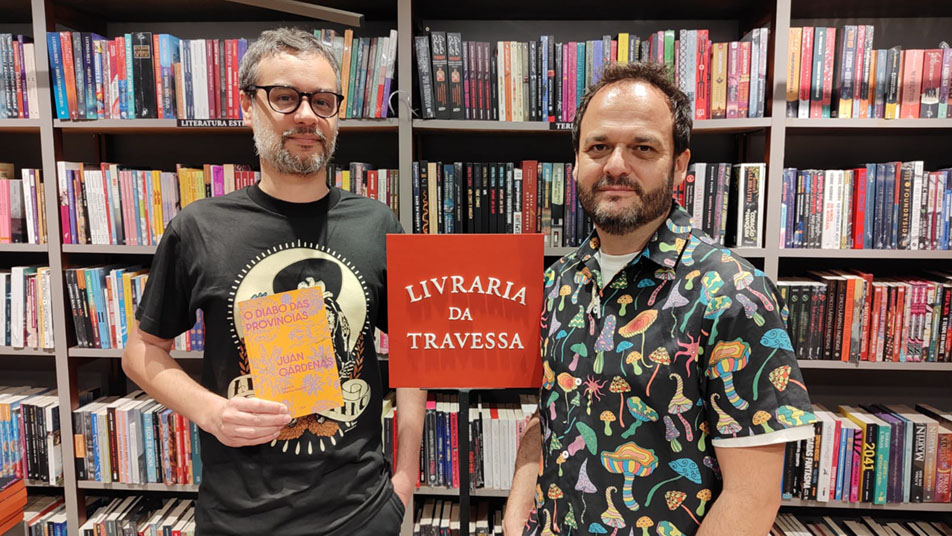 Christiano Aguiar, à esquerda, segura livro O Diabo das Províncias, de Juan Cárdenas, à direita, na Livraria da Travessa, em São Paulo. Foto: Fábio Lucas