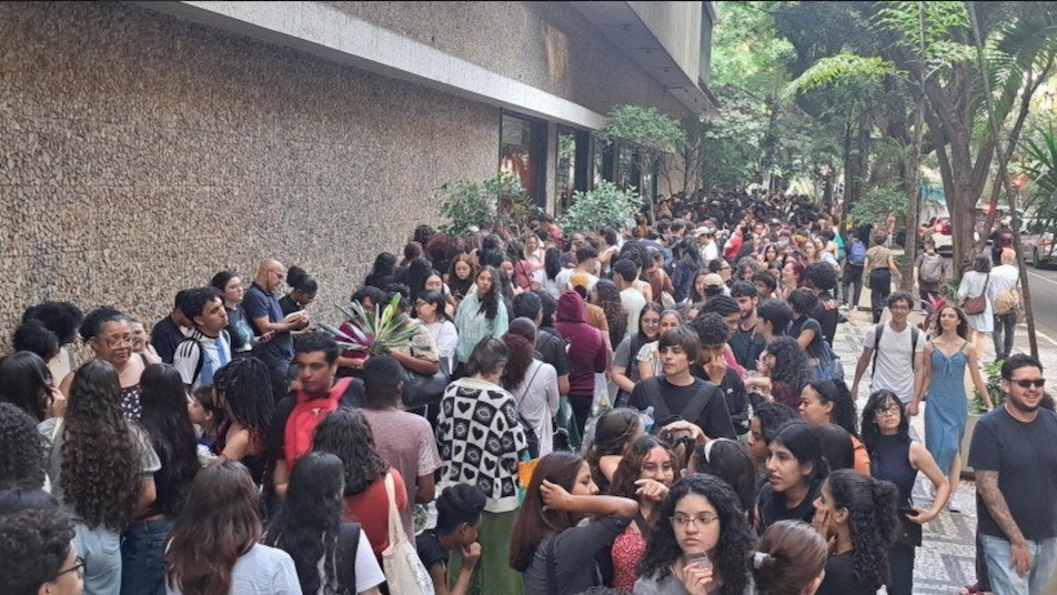 Calçada do Conjunto Nacional, em São Paulo, repleta de leitores. Foto: Livronews