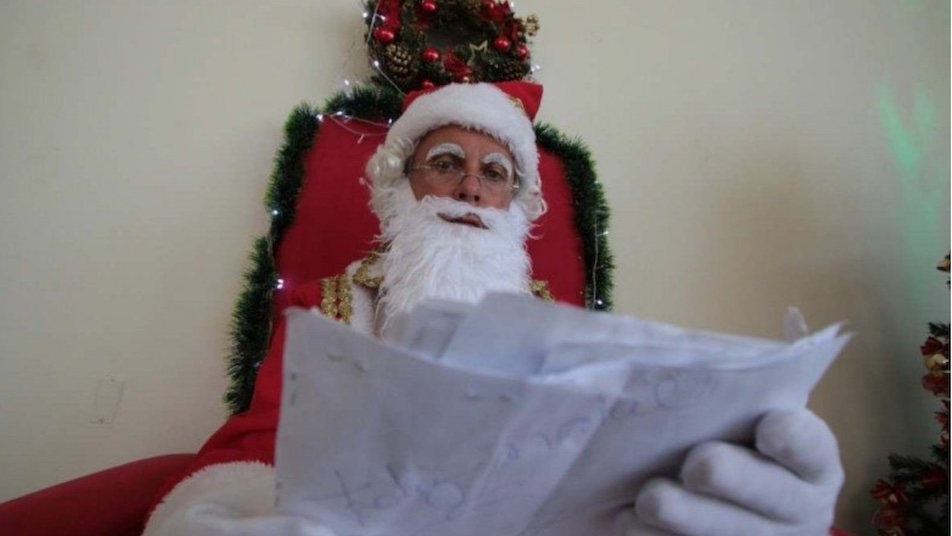 A figura do Papai Noel está relacionada a um leitor que transforma a realidade no Natal. Foto: ALEXANDRE GONDIM/JC IMAGEM